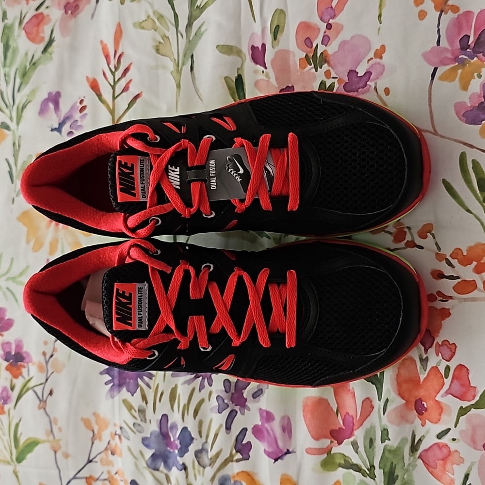 Brand New Women's Dual Fusionlite Nike Tennis Show. Women's size 8 1/2 med